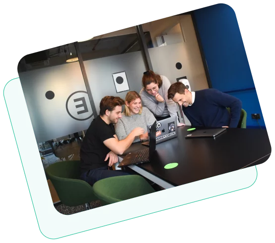 Gruppe an Mitarbeitern im Meeting-Raum