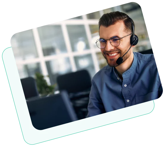 Mann telefoniert mit seinem headset im Büro