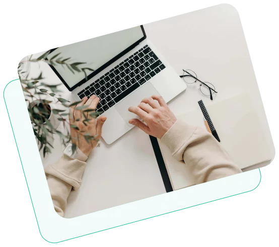 Mann nutzt seinen Latop